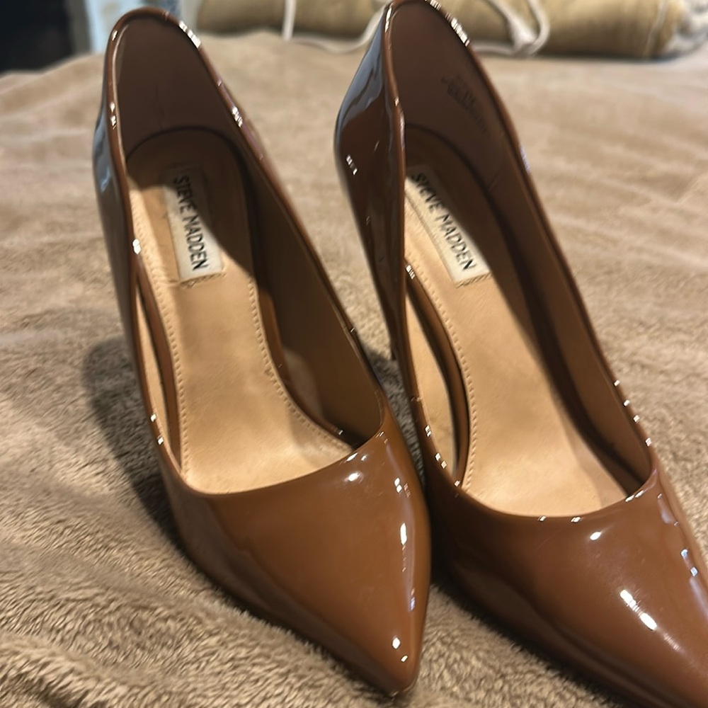 Steve Madden Vala pump in dark caramel. Size 8.5